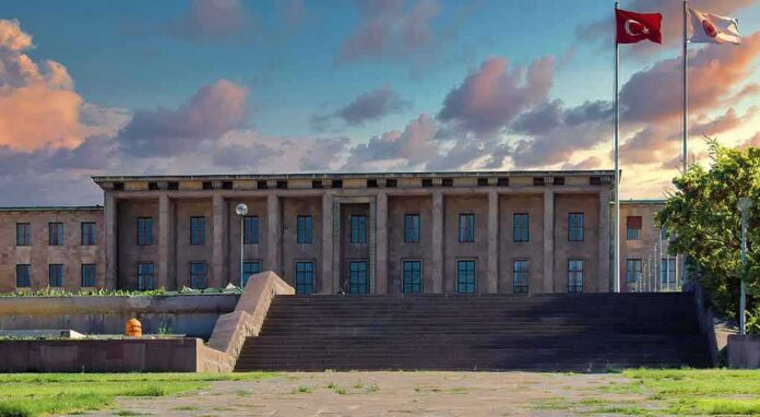 shutterstock_1904444911 Government building with columns and Turkish flag at sunset